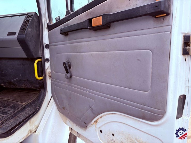 1998-freightliner-fl70-image-48