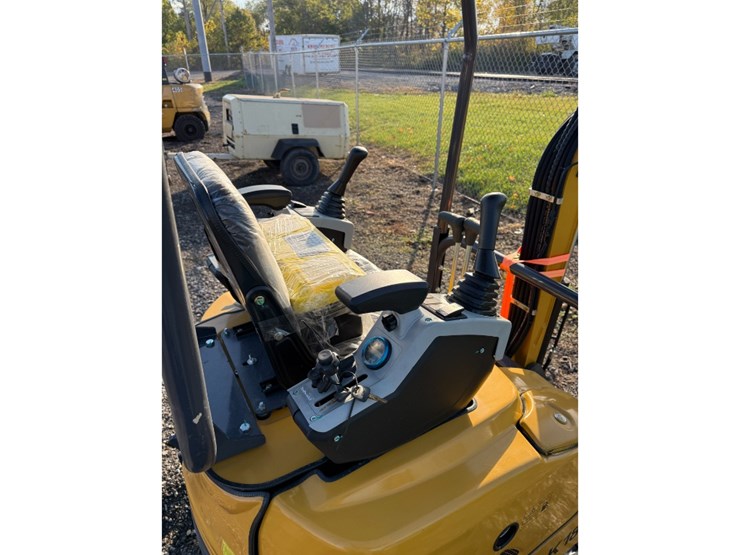 cfg-qk18r-mini-excavator-w/-hydraulic-thumb-image-8