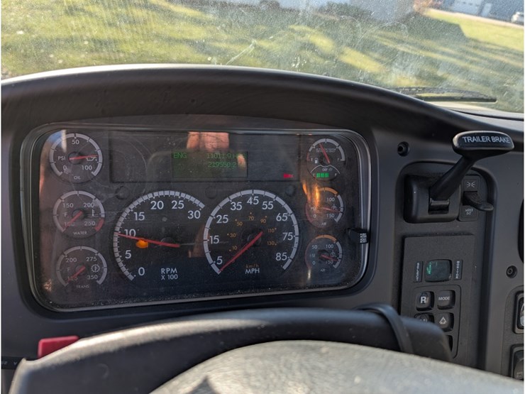 2016-freightliner-m2-day-cab-image-23