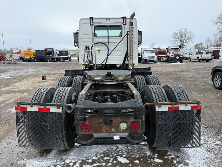 2011-volvo-vnl-day-cab-image-4
