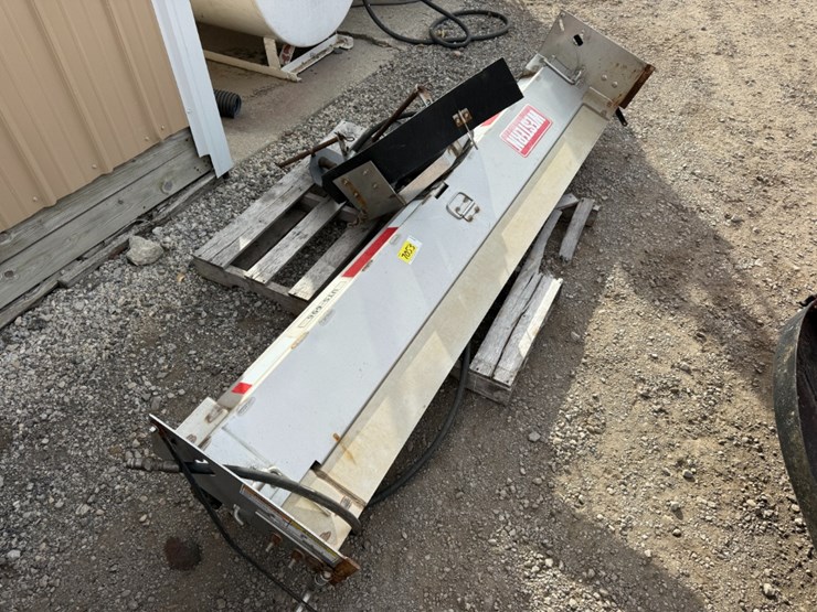 western-uts-696-tailgate-spreader-image-2