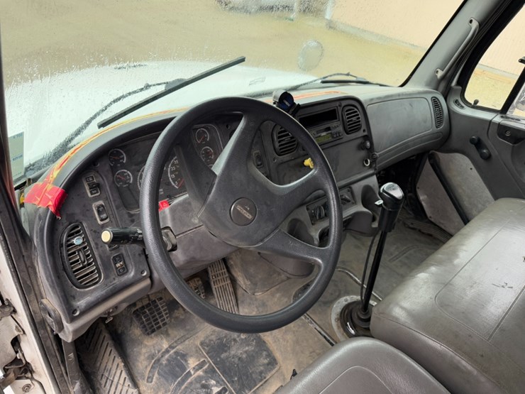 2006-freightliner-m2112-flatbed-image-12