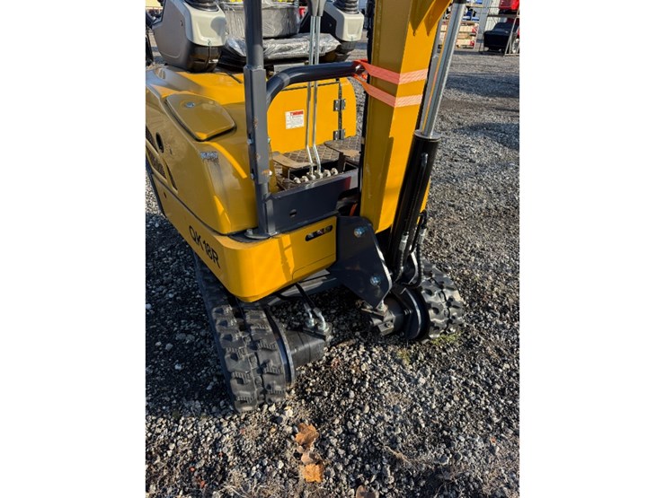 cfg-qk18r-mini-excavator-w/-hydraulic-thumb-image-6
