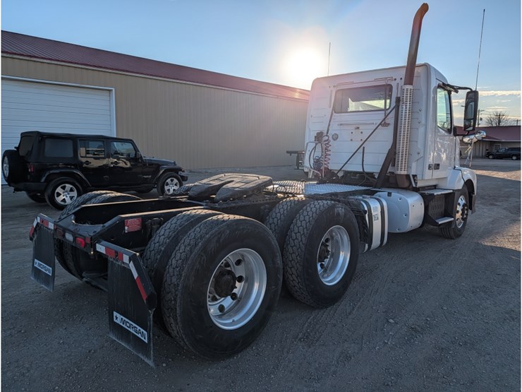 2014-volvo-vnl-day-cab-image-9