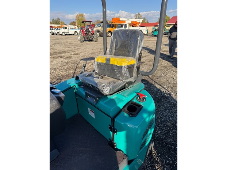 cfg-qk16r-mini-excavator-w/-hydraulic-thumb-image-7