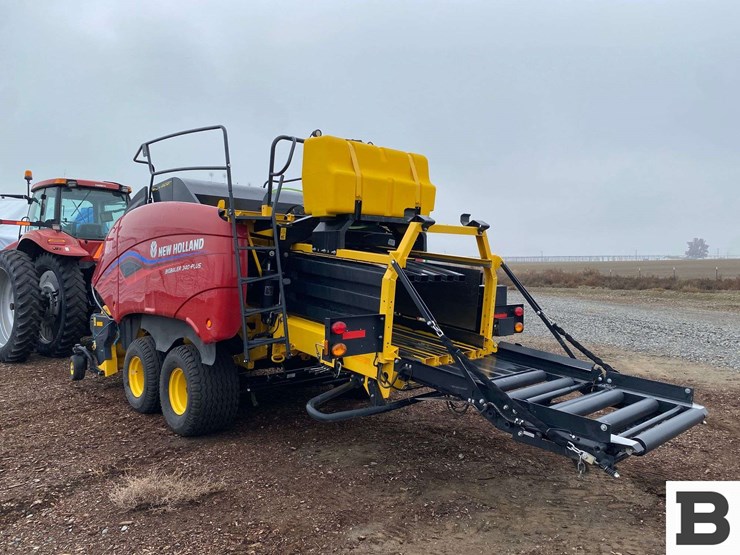 new-holland-340-image-3