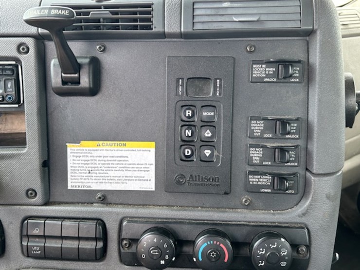 2016-freightliner-ca125-day-cab-image-17
