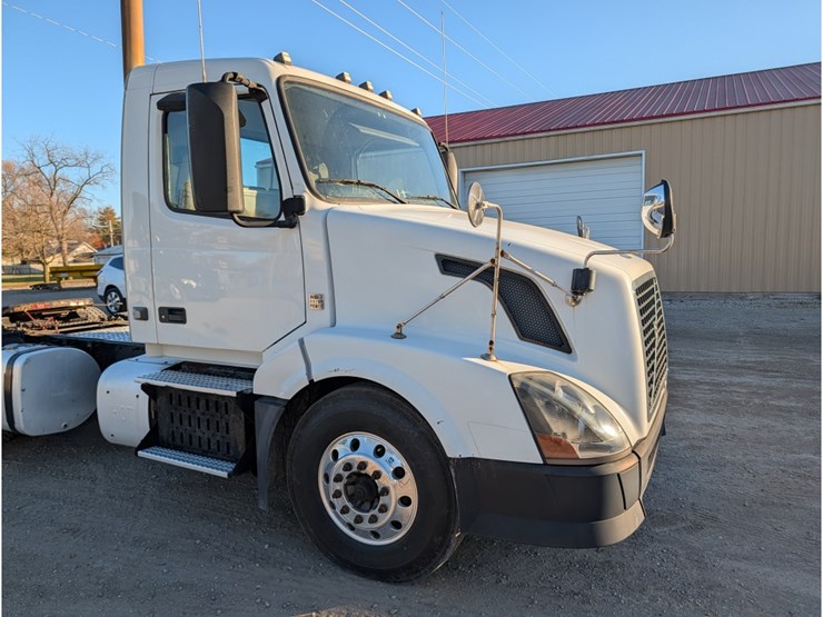 2014-volvo-vnl-day-cab-image-4