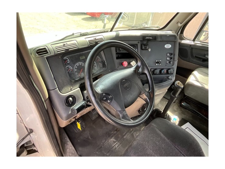 2014-freightliner-ca125-day-cab-image-22