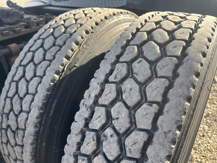 2011-volvo-10-image-57