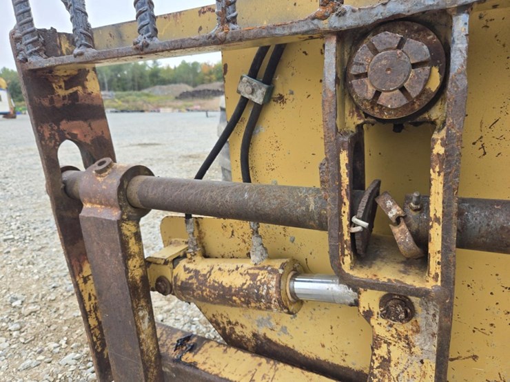 caterpillar-th83-image-11