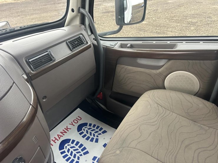 #1676-•-2015-volvo-vnl-day-cab-truck-tractor-image-32