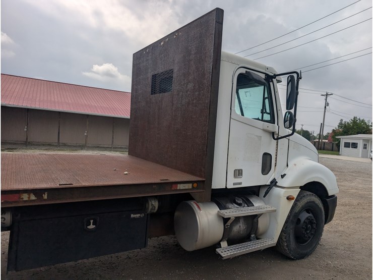 2005-freightliner-columbia-flatbed-w/-moffett-hookup-image-5