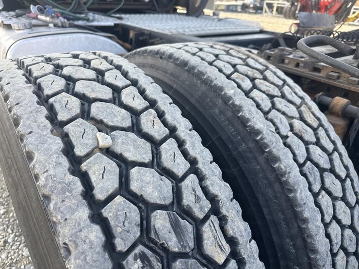 2011-volvo-10-image-51