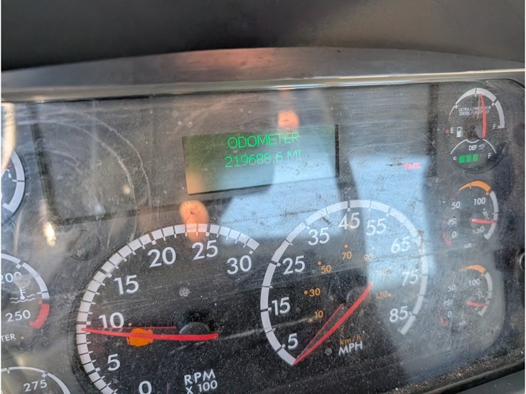 2016-freightliner-m2-day-cab-image-25