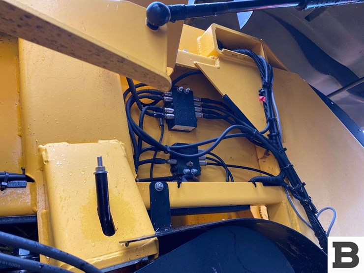 new-holland-340-image-58