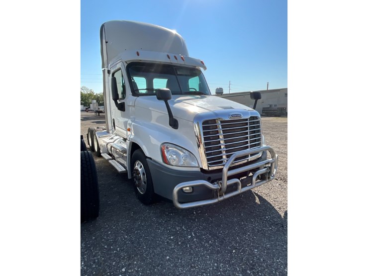 2016-freightliner-ca125-day-cab-image-5