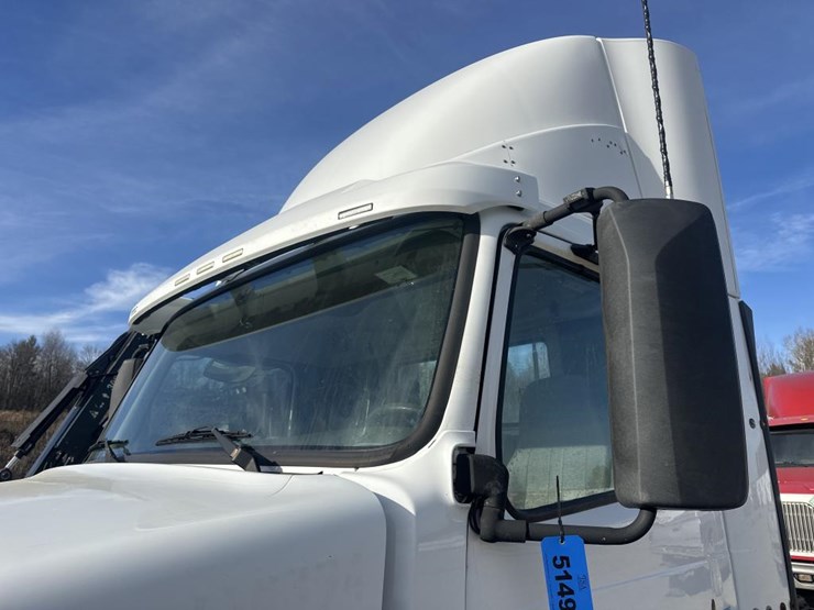 2011-volvo-10-image-13