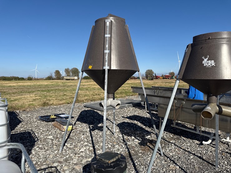 #22610-•-boss-buck-~600lb-gravity-float-feeder-image-2