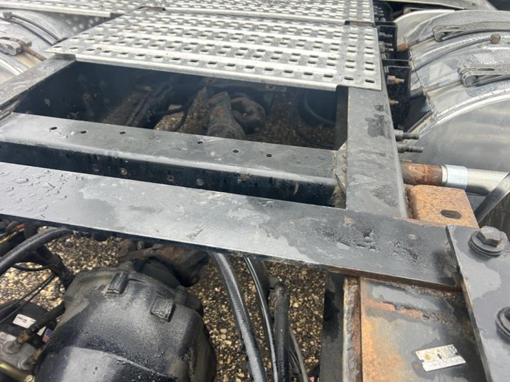 #1676-•-2015-volvo-vnl-day-cab-truck-tractor-image-25