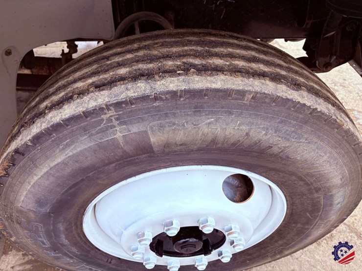 1998-freightliner-fl70-image-16