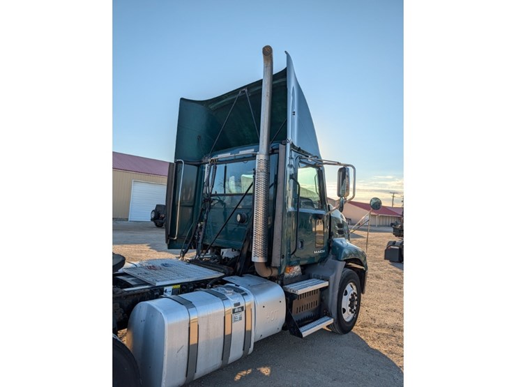 2013-mack-cxu612-day-cab-image-5