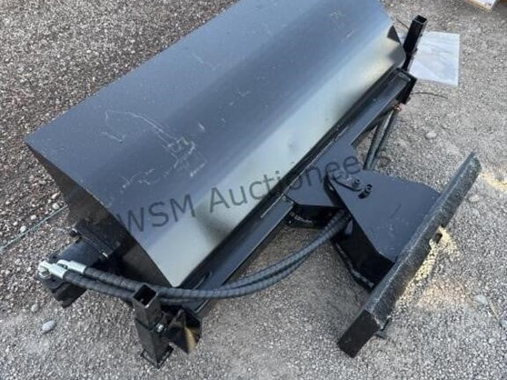 2025-giyi-qsj-sweeper-for-stand-up-skid-steer-image-3