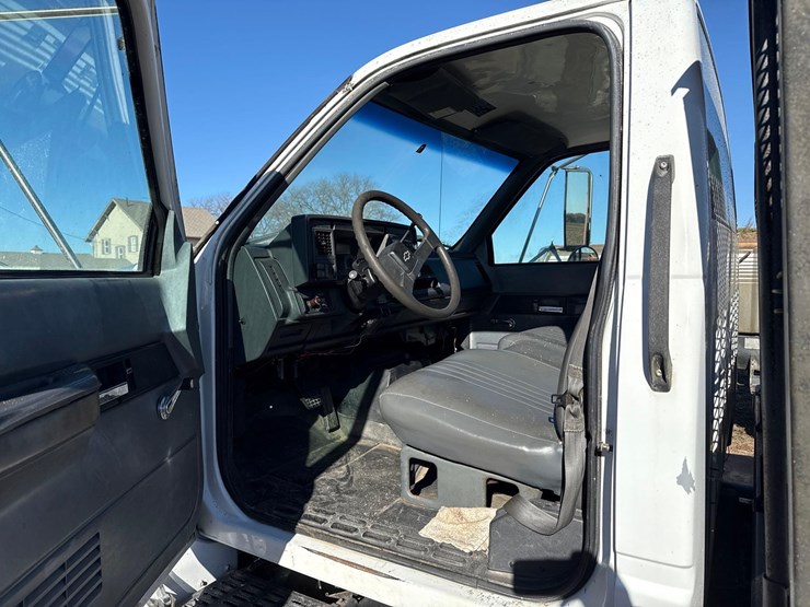 2001-chevy-c6500-truck-image-24