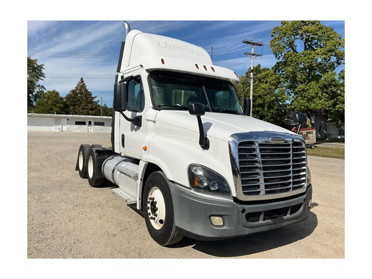 2014-freightliner-ca125-day-cab-image-5
