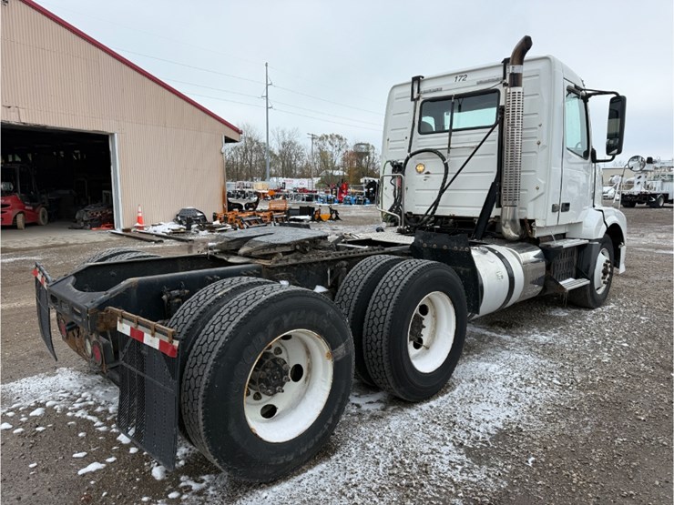 2011-volvo-vnl-day-cab-image-3