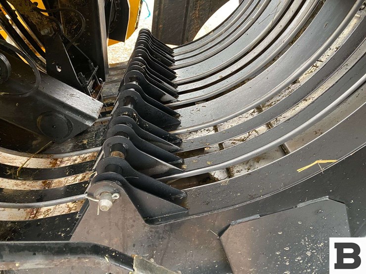 new-holland-340-image-30