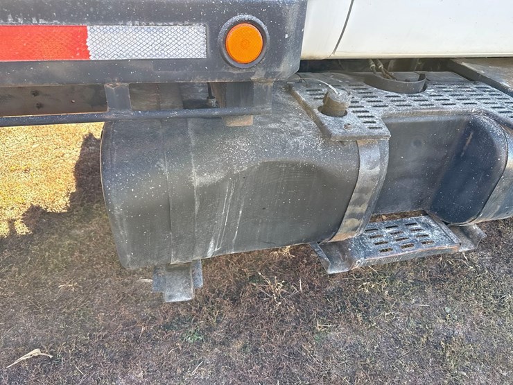 2001-chevy-c6500-truck-image-9