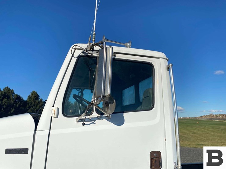 2002-freightliner-fl70-image-13