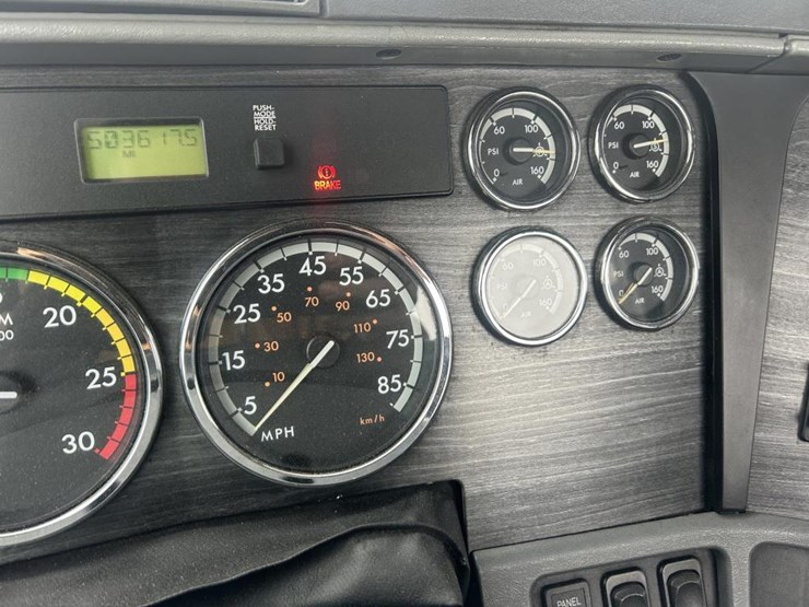 #1675-•-2016-freightliner-harrison-glider-kit-day-cab-truc-image-58