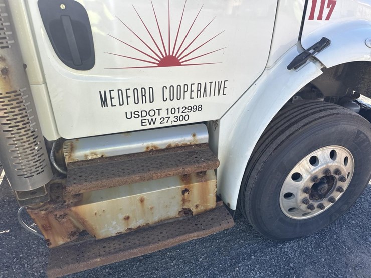 2013-freightliner-m2-106-image-16