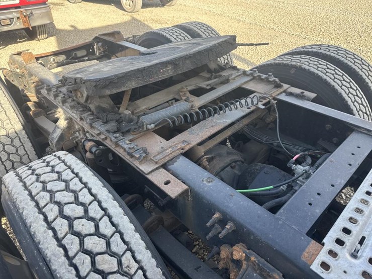 2011-volvo-10-image-19