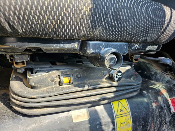 2023-caterpillar-299d3-image-56