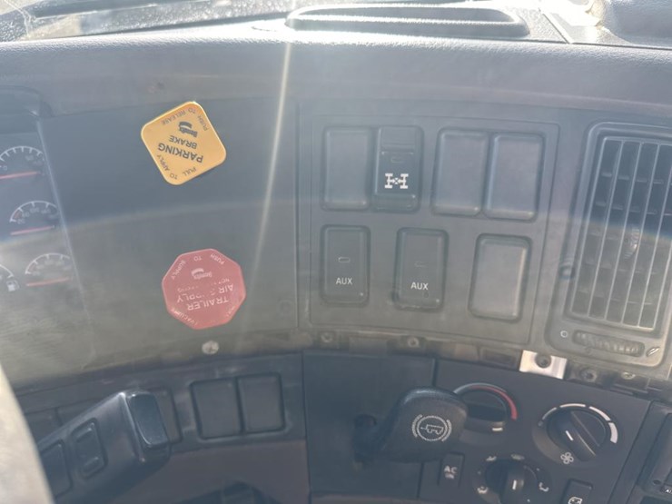 2011-volvo-10-image-27