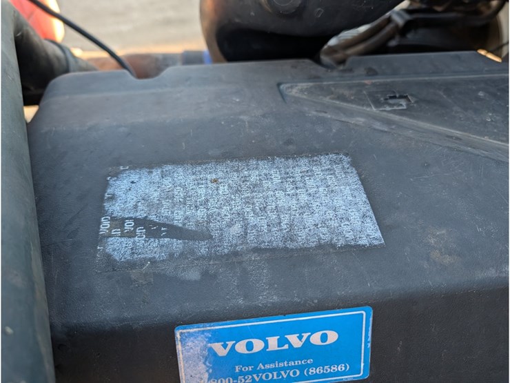 2015-volvo-vnl-day-cab-image-18