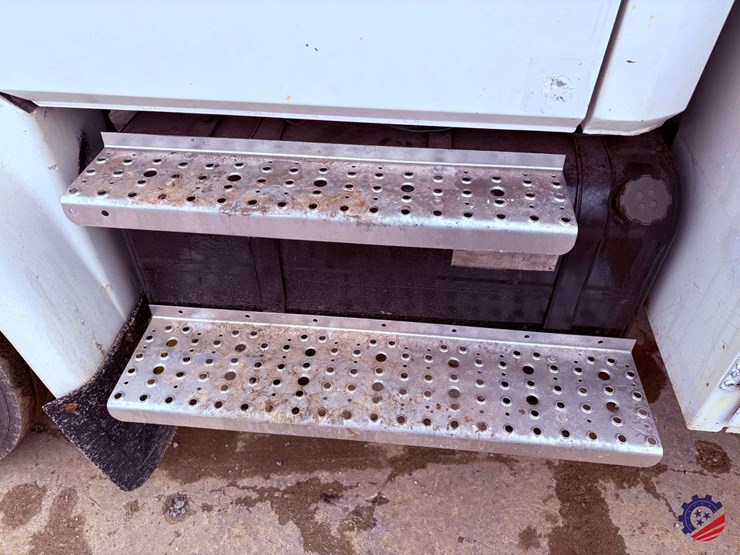 1998-freightliner-fl70-image-71