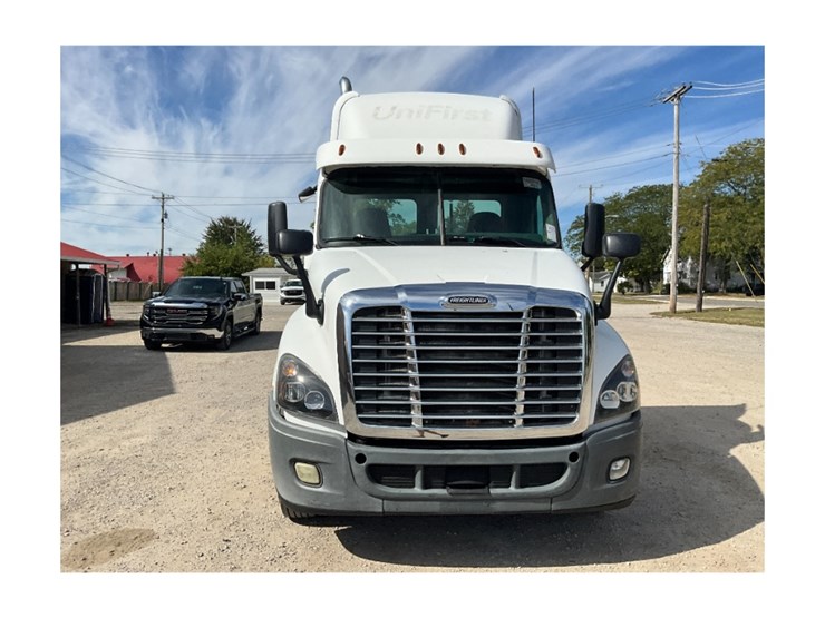 2014-freightliner-ca125-day-cab-image-4