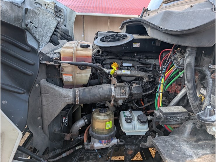 2016-freightliner-ca113-day-cab-image-16