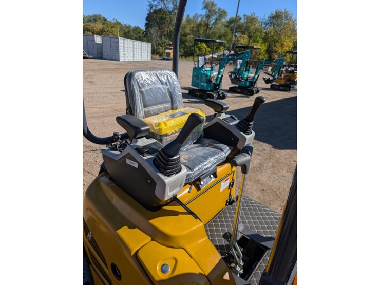 cfg-qk18r-mini-excavator-w/-hydraulic-thumb-image-8