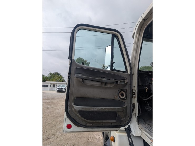 2005-freightliner-columbia-flatbed-w/-moffett-hookup-image-22