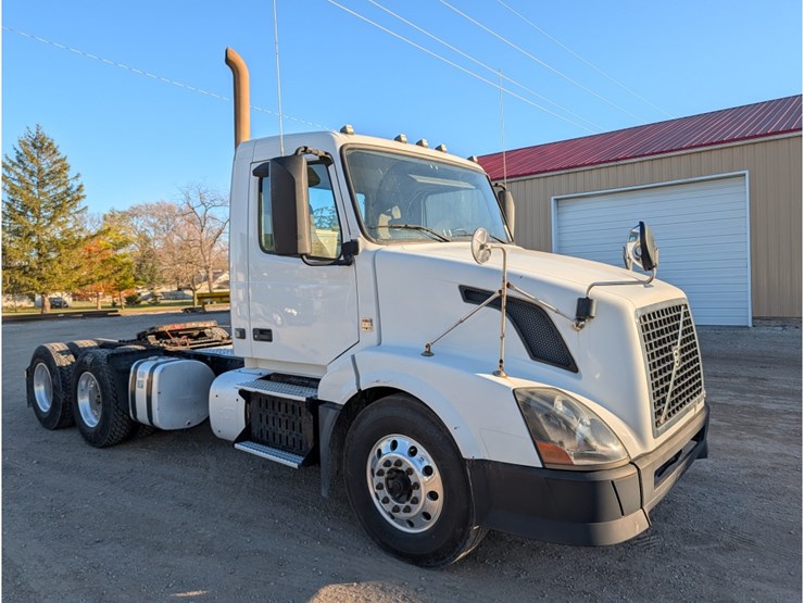 2014-volvo-vnl-day-cab-image-3