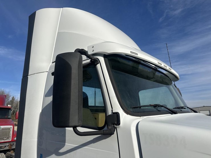 2011-volvo-10-image-11