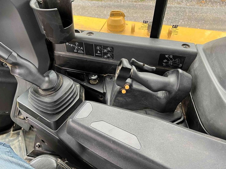 2022-caterpillar-d7-image-11