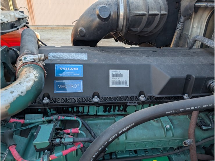 2015-volvo-vnl-day-cab-image-19