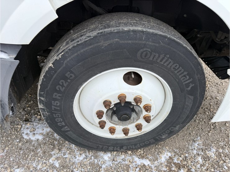 2011-volvo-vnl-day-cab-image-15