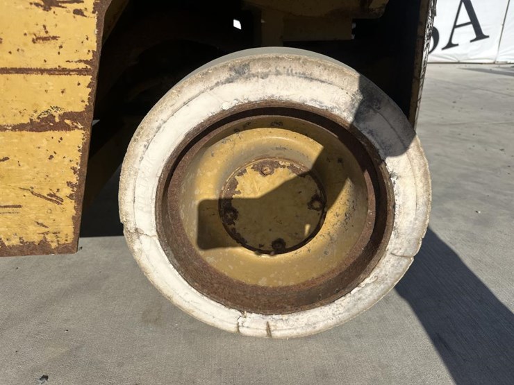 caterpillar-t80d-image-35